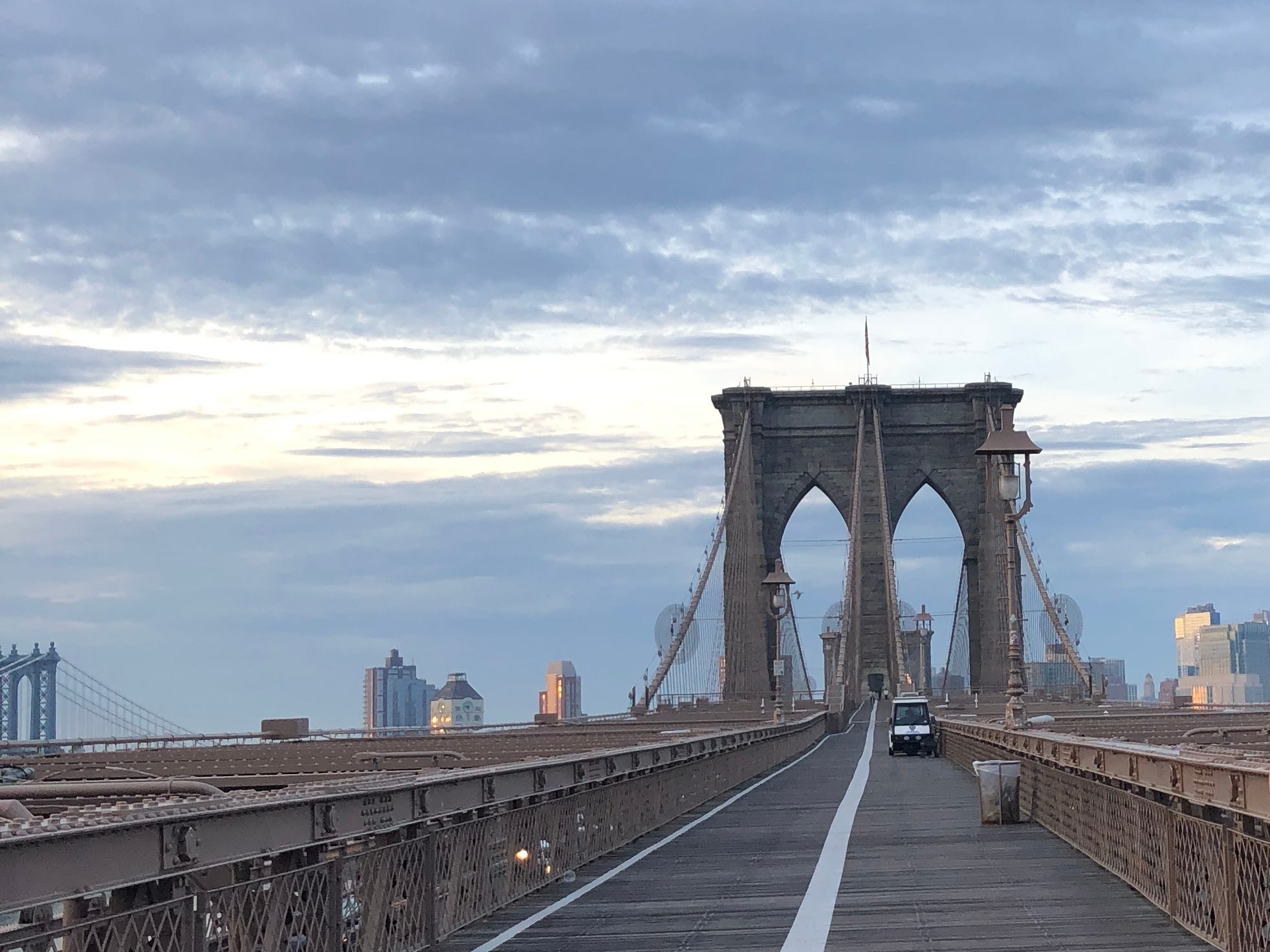 Die Brooklyn Bridge bei Sonnenaufgang.