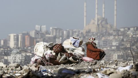 Eine Frau sitzt am Dienstag auf den Trümmern ihres zerstörten Hauses im türkischen Kahramanmaras.