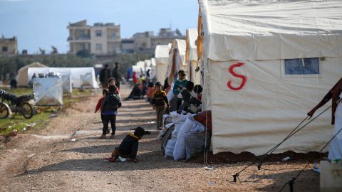 Menschen, die durch das Erdbeben vertrieben wurden, haben am Montag Zuflucht in Notunterkünften und provisorischen Lagern am Stadtrand von Jenderes im Nordwesten Syriens gefunden.