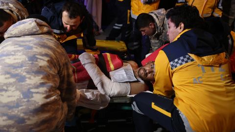 Erdbebenopfer, die in Kahramanmaras verletzt wurden, kommen am 14. Februar 2023 mit einem Militärfrachtflugzeug der türkischen Streitkräfte am Flughafen Atatürk zur weiteren medizinischen Behandlung in Istanbul, Türkei an. 