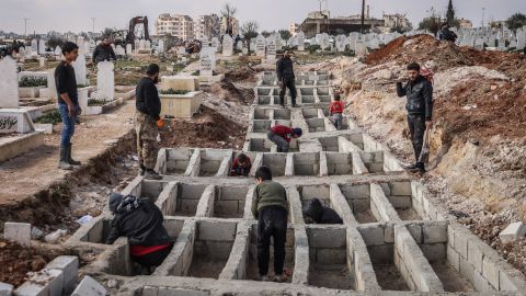 Syrer, die am Montag in der nordwestlichen Provinz Idlib abgebildet sind, heben Gräber für ihre Verwandten aus, die an den Folgen der tödlichen Katastrophe der vergangenen Woche gestorben sind.