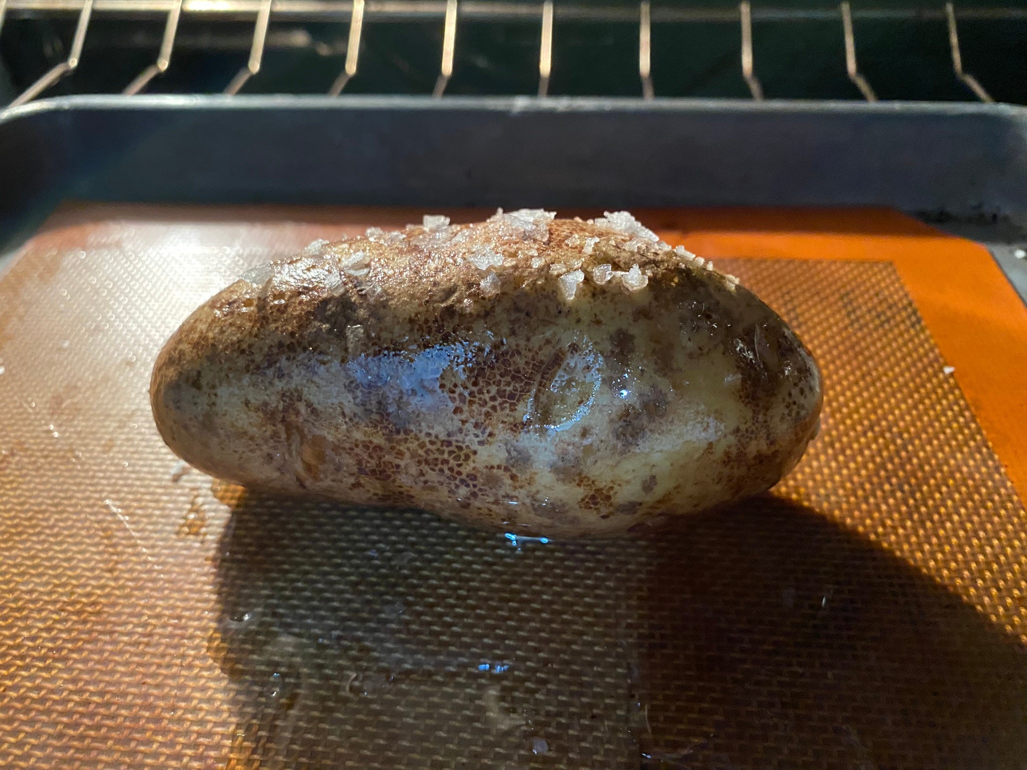Kartoffel auf einem Backblech auf einem Ofengestell