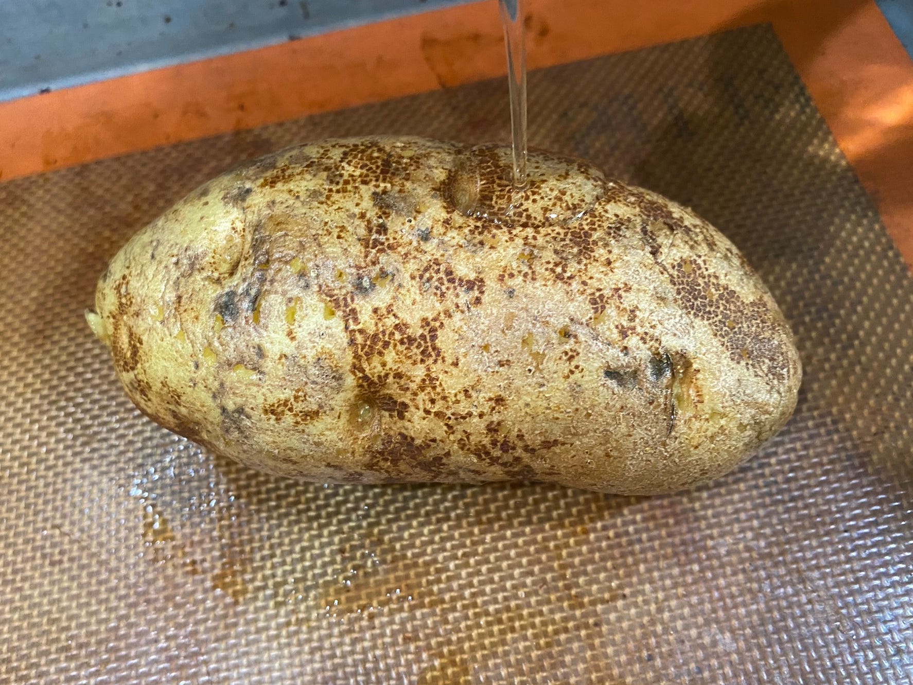 Kartoffeln auf einem gefetteten Backblech