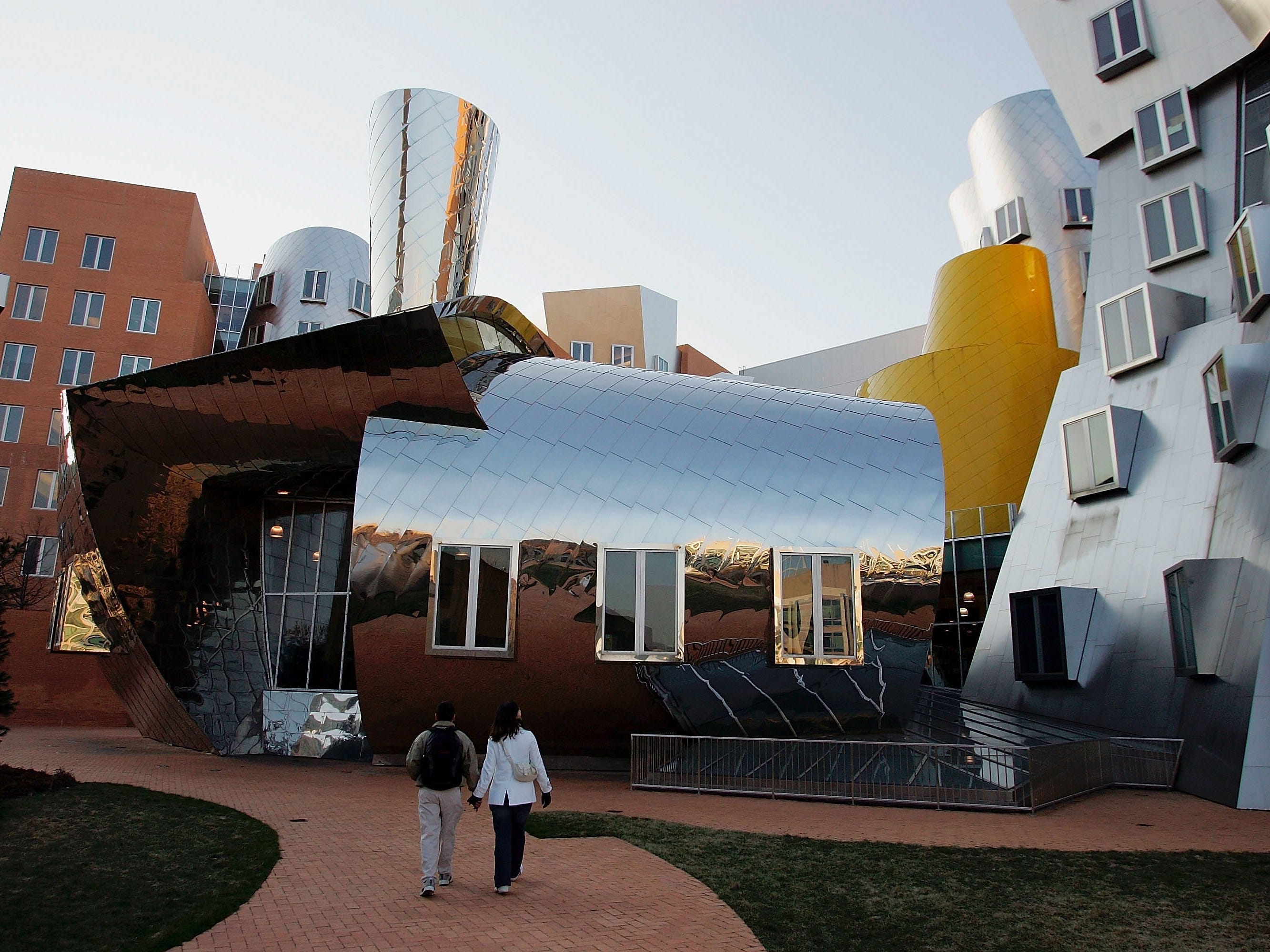 Das Ray and Maria Stata Center wird auf dem Campus des Massachusetts Institute of Technology gezeigt