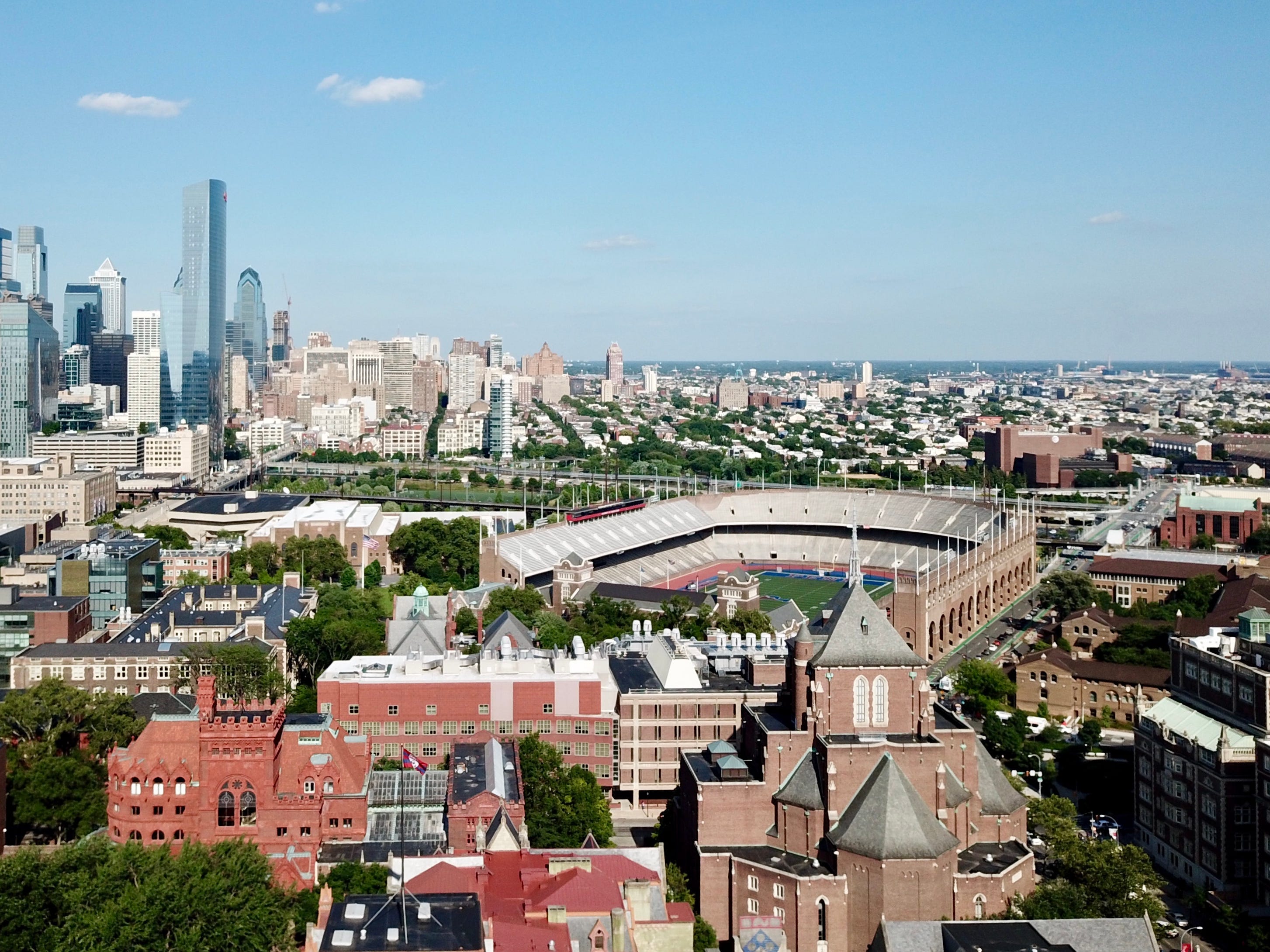Blick auf die University of Pennsylvania mit der Skyline von Philadelphia dahinter.
