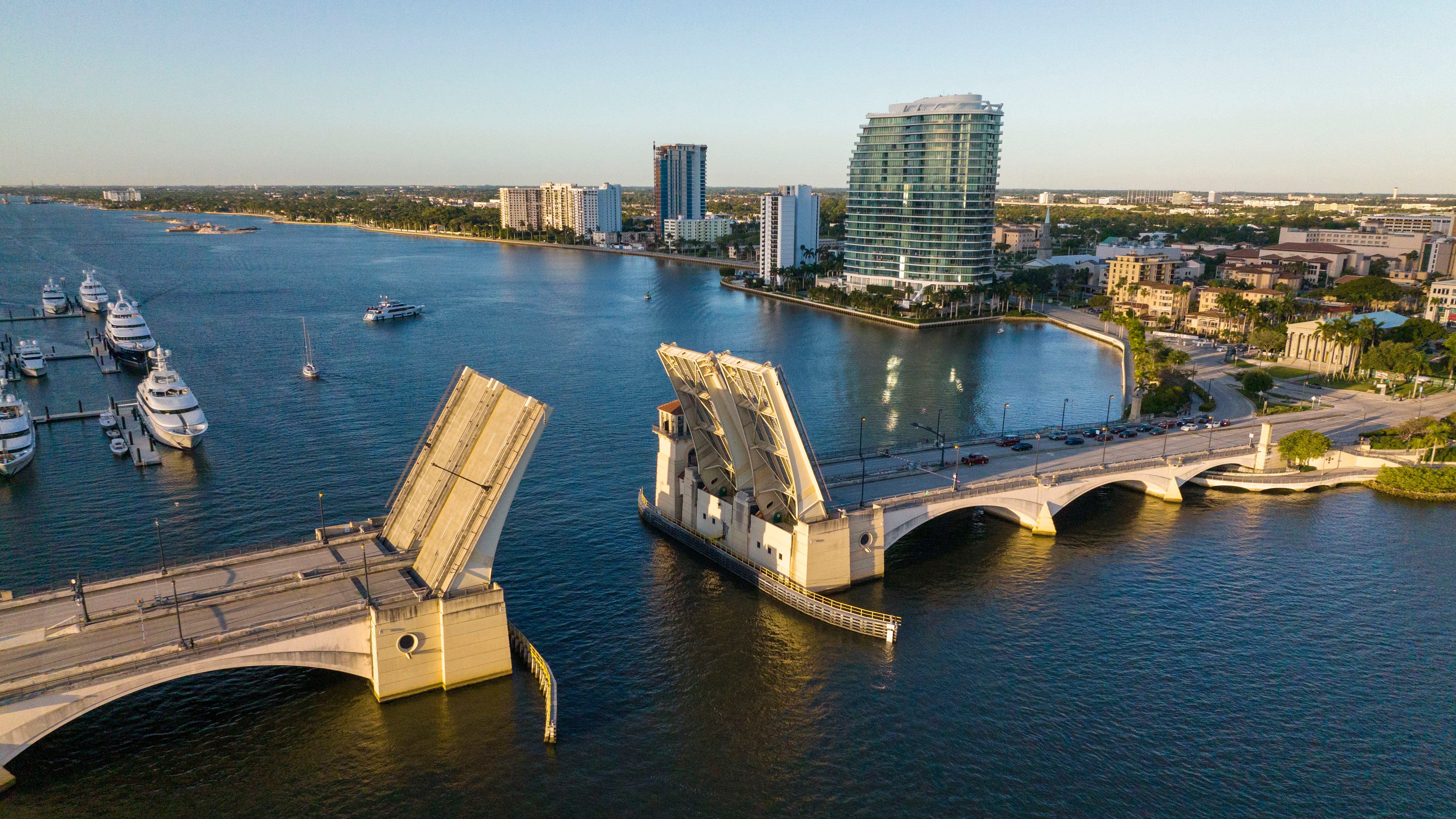 Die Skyline von West Palm Beach verfügt über die Royal Park Draw Bridge, West Palm Beach, Florida.