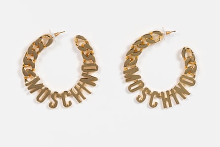 goldfarbene Ohrringe mit der Aufschrift „Moschino“ in Form eines Reifens
