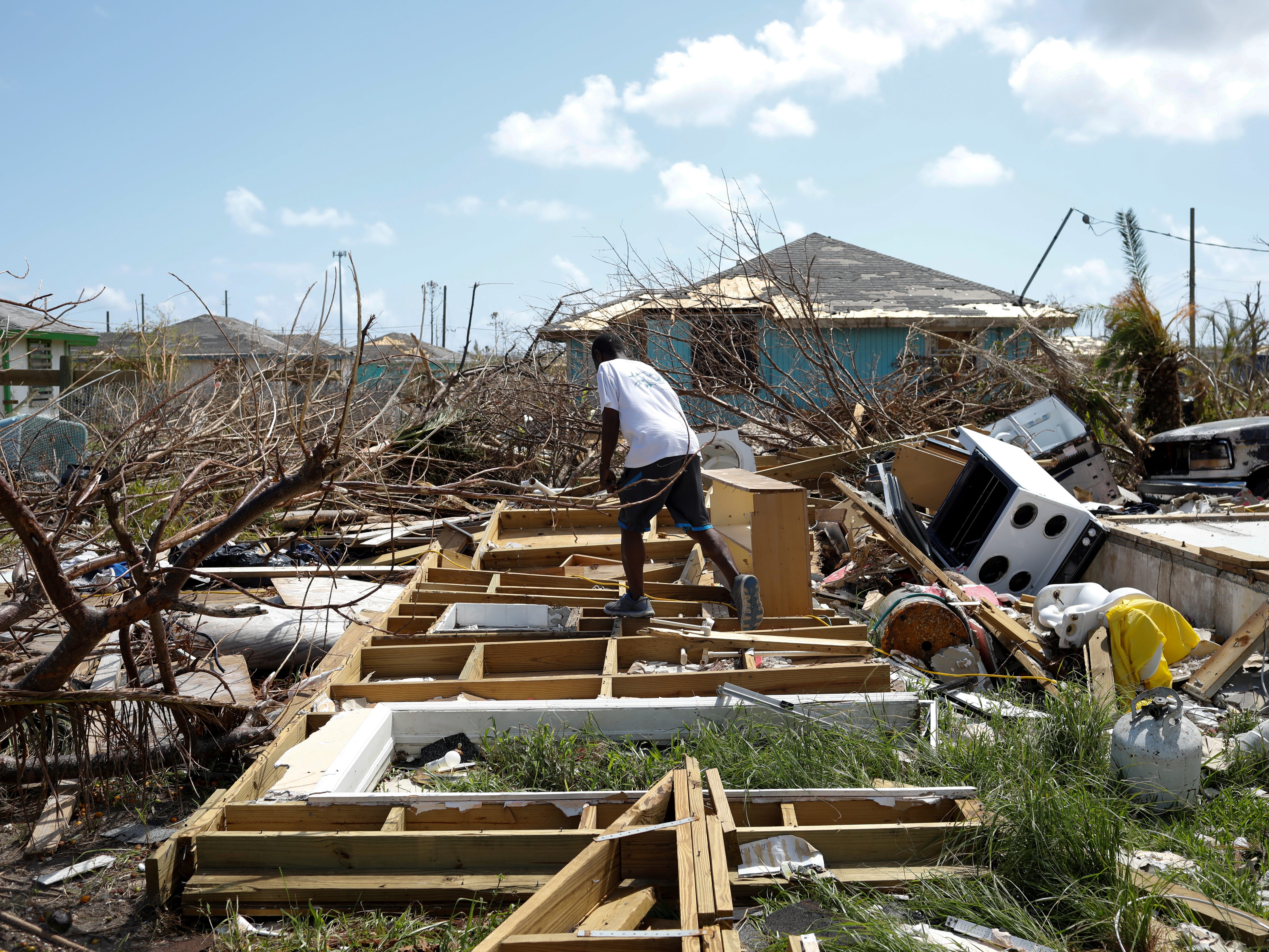 DATEIFOTO: Ein Mann geht zwischen den Trümmern seines Hauses spazieren, nachdem der Hurrikan Dorian am 11. September 2019 die Abaco-Inseln in Spring City, Bahamas, getroffen hat. REUTERS/Marco Bello – RC1D219815D0/Dateifoto