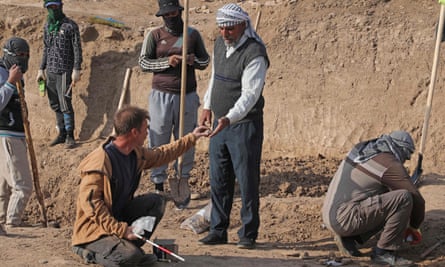 Archäologen und Arbeiter graben die antike sumerische Stadt Girsu aus