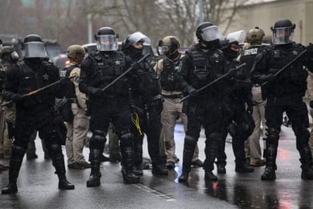 Die Bereitschaftspolizei von Oregon steht am 6. Januar 2021 in Salem, Oregon, am Ort einer Protestaktion im Kapitol.