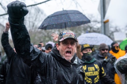 Ein Unterstützer von Donald Trump schreit Gegendemonstranten am 6. Januar 2021 in Salem, Oregon, an.