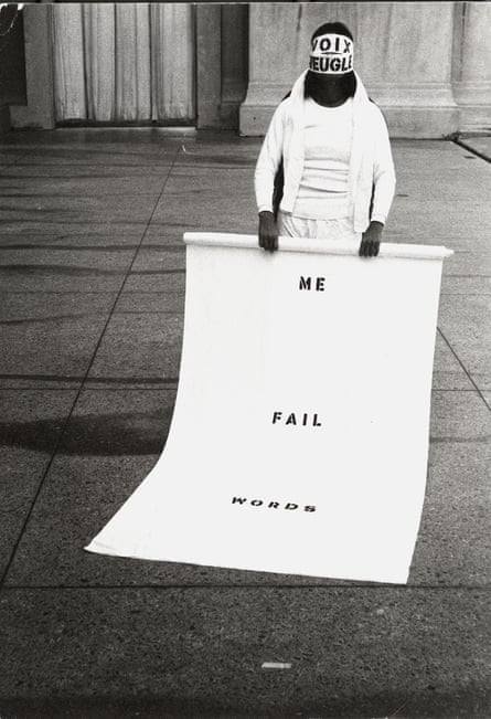 Theresa Hak Kyung Chas Bild Aveugle Voix (1975) ist in der Ausstellung Poets in Vogue zu sehen.
