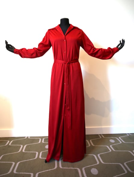 Eine Nachbildung von Anne Sextons rotem „Lesekleid“, das in Poets in Vogue zu sehen ist.