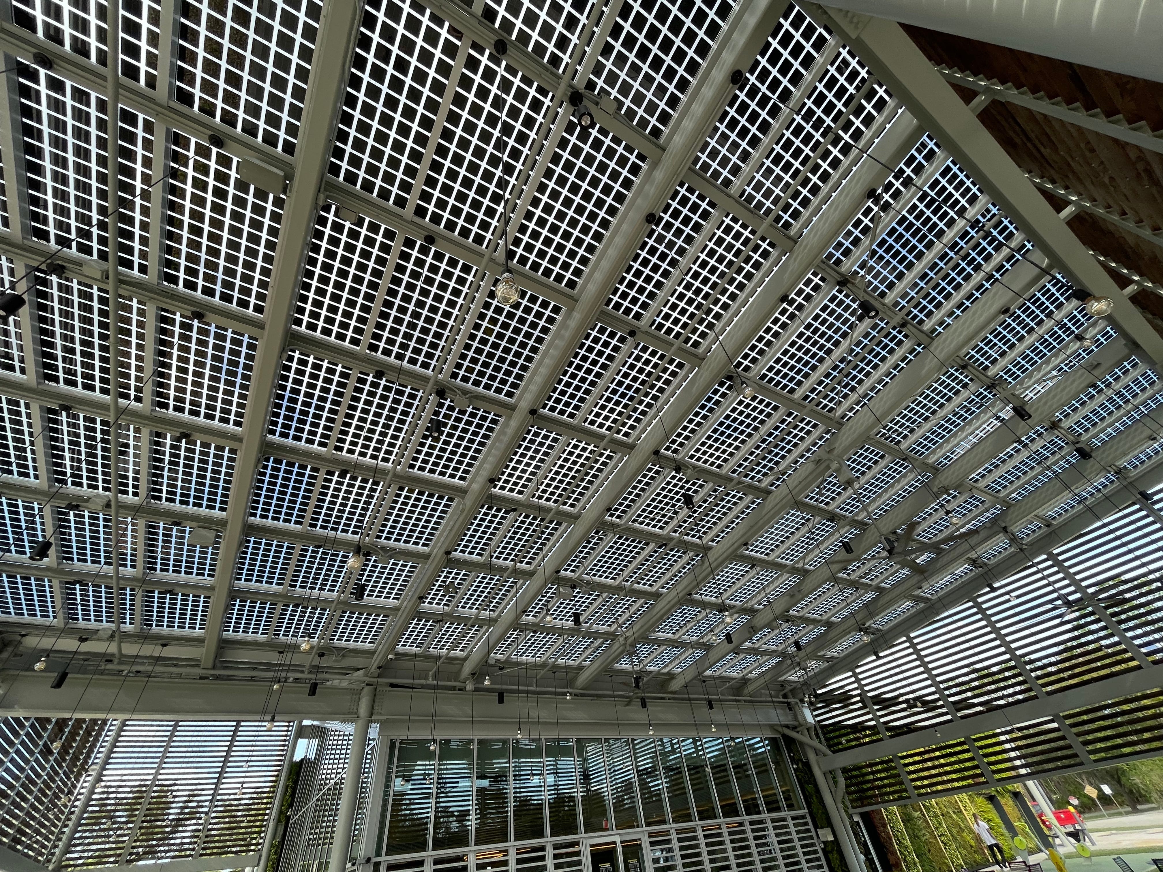 Blick nach oben auf Sonnenkollektoren auf dem Dach eines Mcdonald's in Disney World