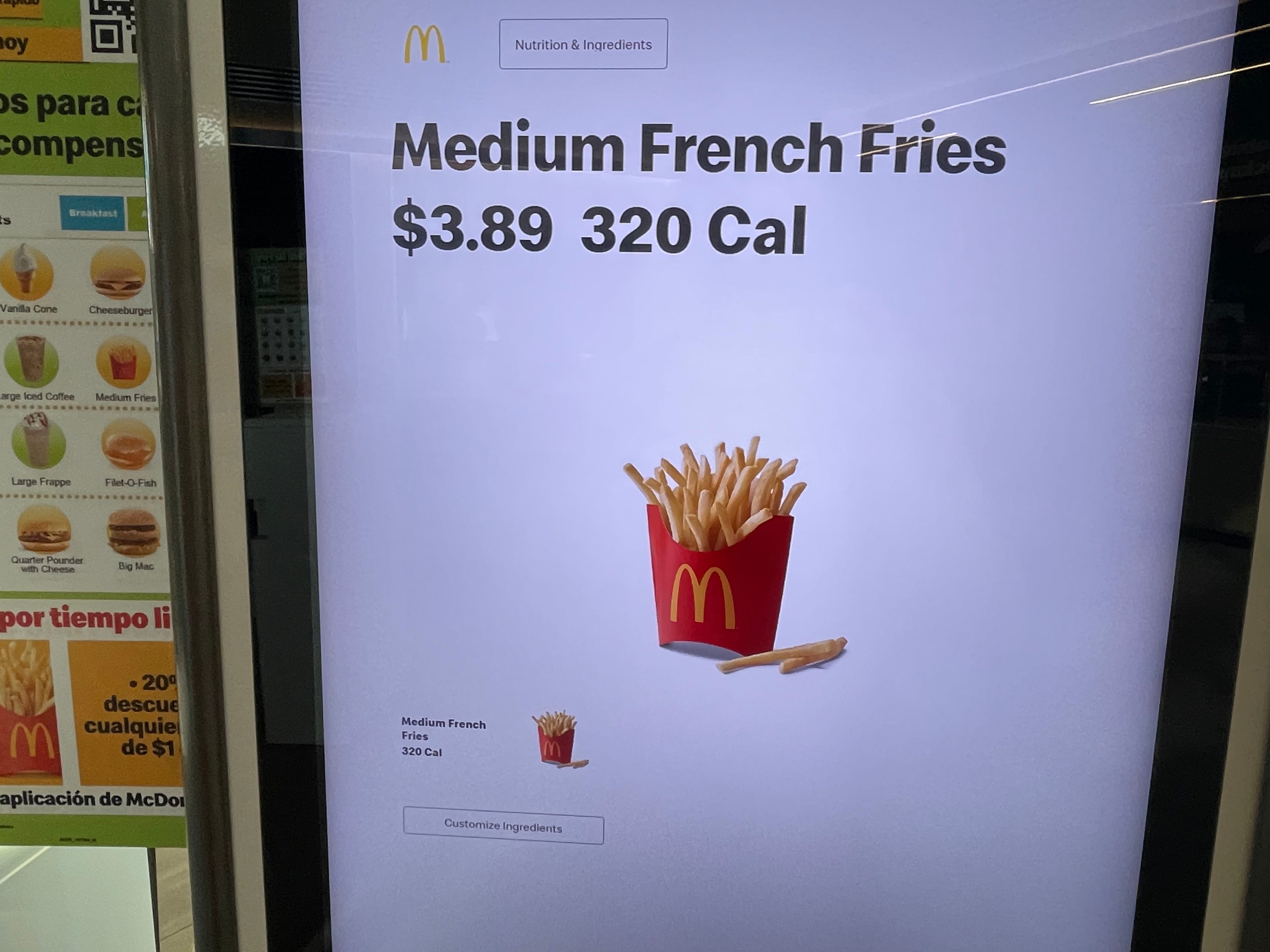 medium fries auf dem bildschirm der elektronischen bestellstation bei mcdonalds in disney world