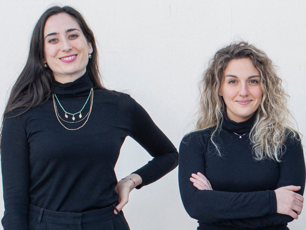 Die Mitbegründer von Cap_able, Rachele Didero und Federica Busani, in Schwarz gekleidet.