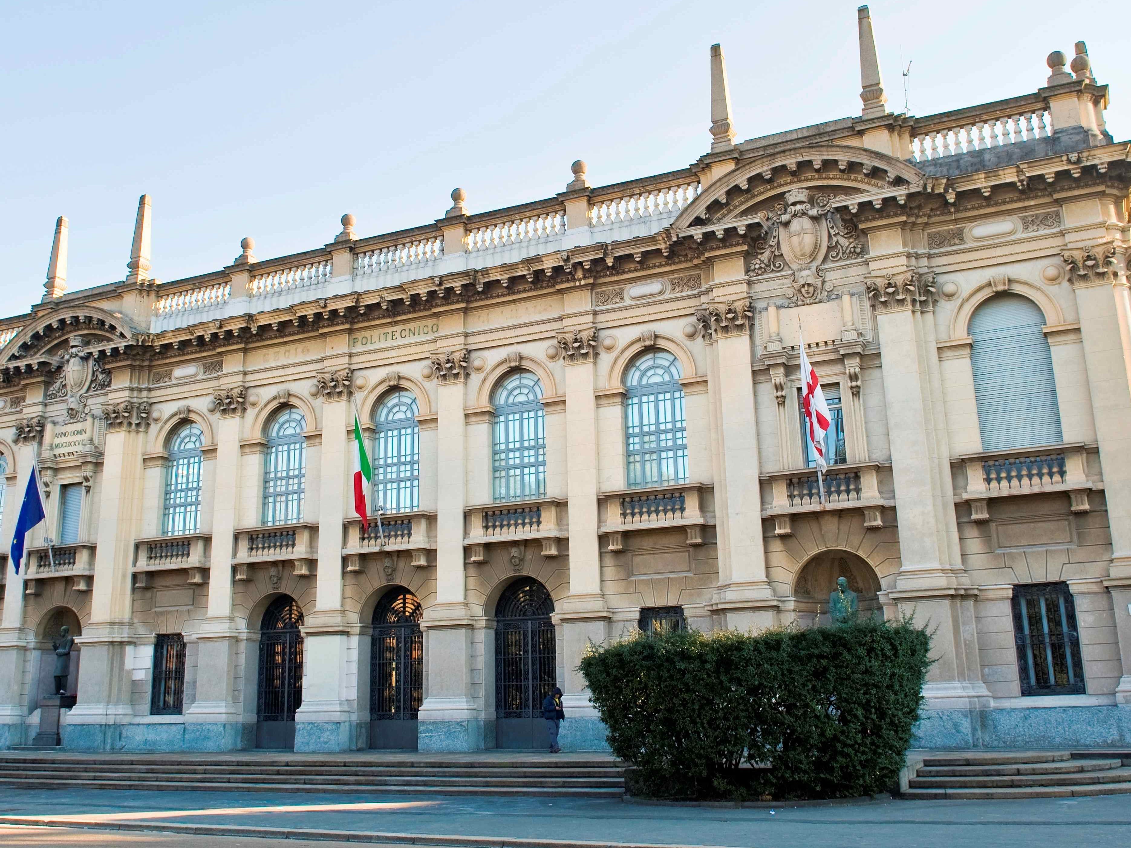 Das Politechnico di Milano – ein prächtiges, altes Gebäude mit großen Fenstern.