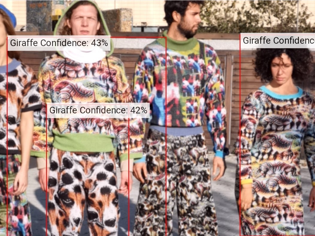 Die Analyse der Gesichtserkennungssoftware von Personen in Cap_ables leuchtenden Outfits zeigt, dass sie als Giraffen erkannt wurden