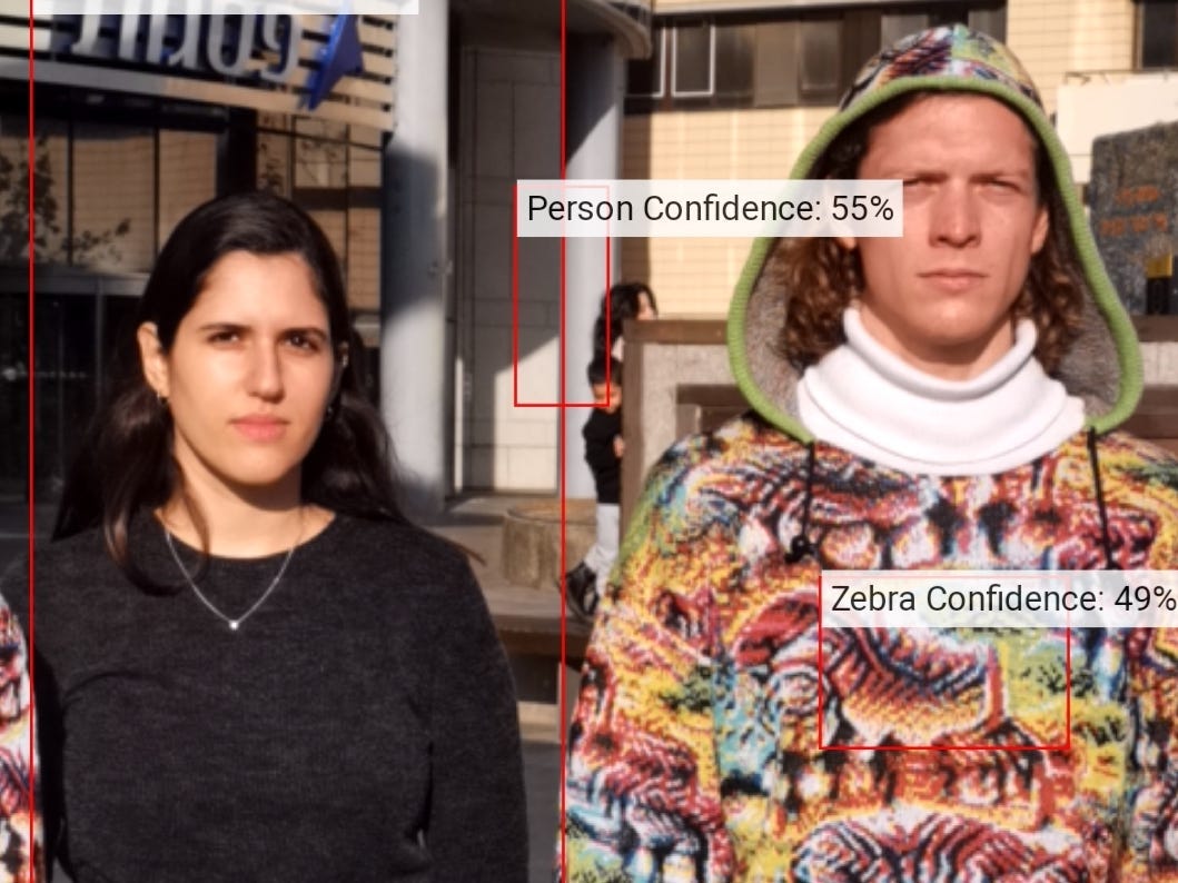 Gesichtserkennungs-Softwareanalyse einer Person, die das lebhafte Outfit von Cap_able trägt und ein „Zebra-Selbstvertrauen“ von 49 % hat, im Vergleich zu einer Person in gewöhnlicher Kleidung, die ein „Personenvertrauen“ von 55 % hat.