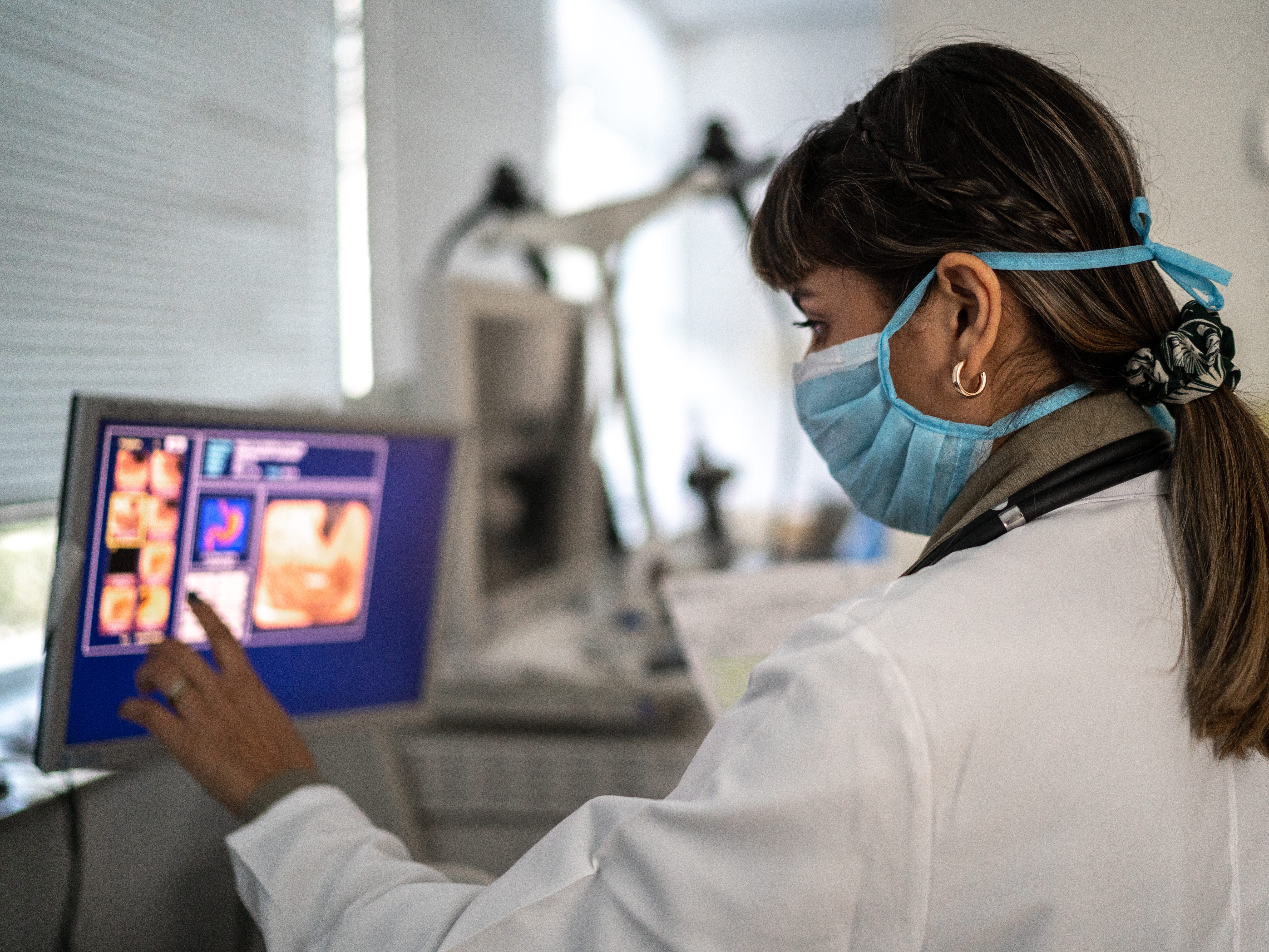 Ein Arzt überprüft die Ergebnisse der Endoskopie auf einem Computerbildschirm