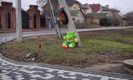 Ein Kuscheltier, das an einer Straßenecke in Cherson zurückgelassen wurde, wo ein Kind durch russischen Beschuss getötet wurde.