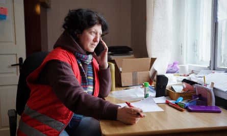 Nataliya Shatilova arbeitet im neuen Büro des Roten Kreuzes.