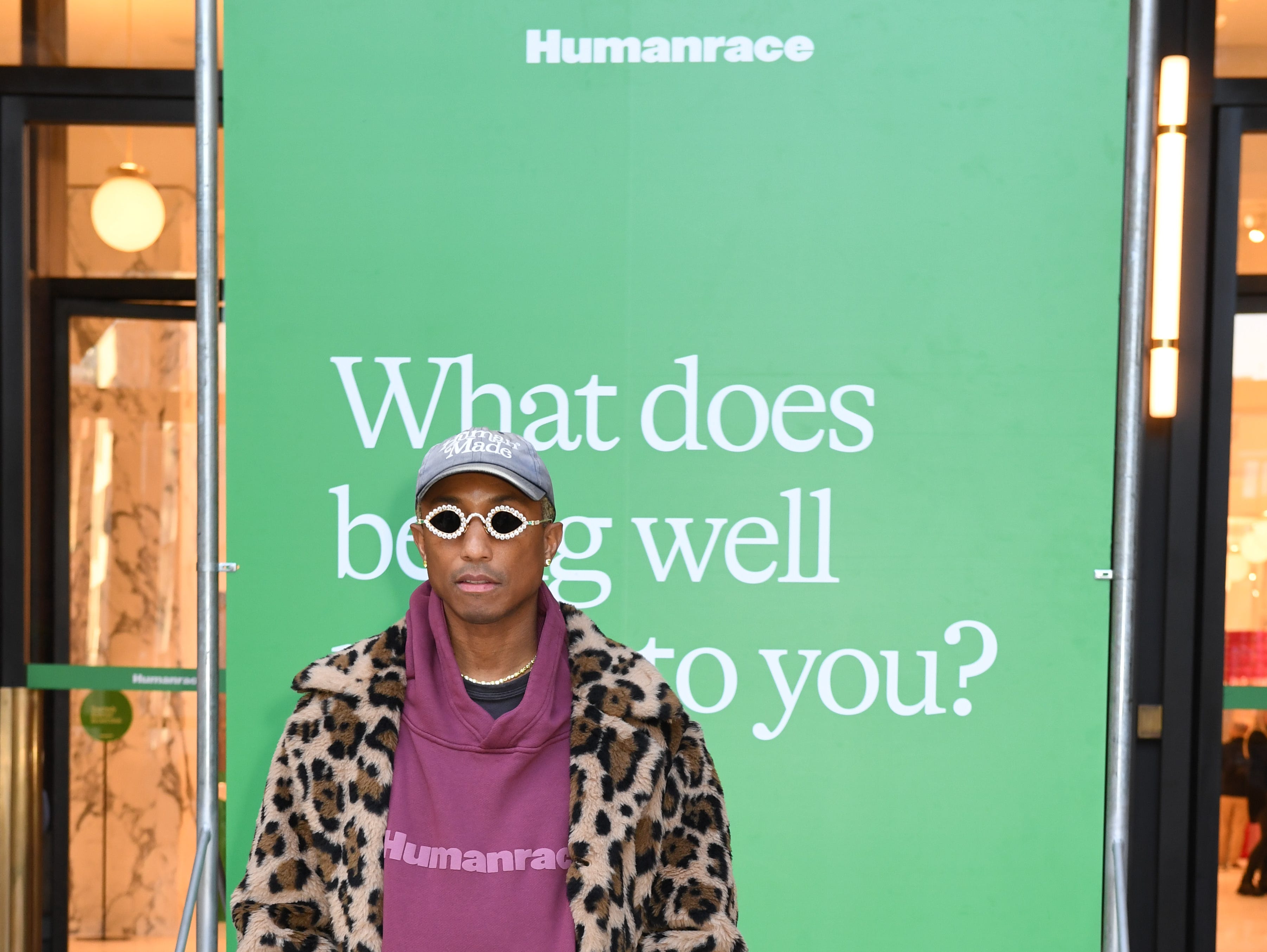 : Pharrell Williams führt seine Marke Humanrace am 25. November 2022 bei Selfridges in London, England, ein.