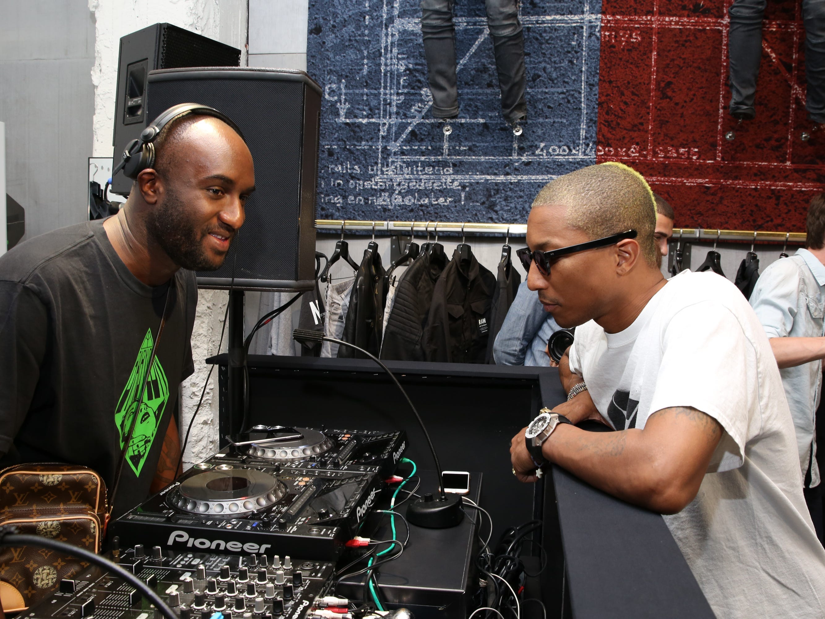 Pharrell Williams und Virgil Abloh an einem DJ-Pult