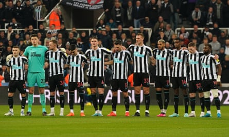 Die Spieler von Newcastle United stehen vor dem Premier League-Treffen am Samstag gegen Liverpool gemeinsam im Gedenken an Christian Atsu.