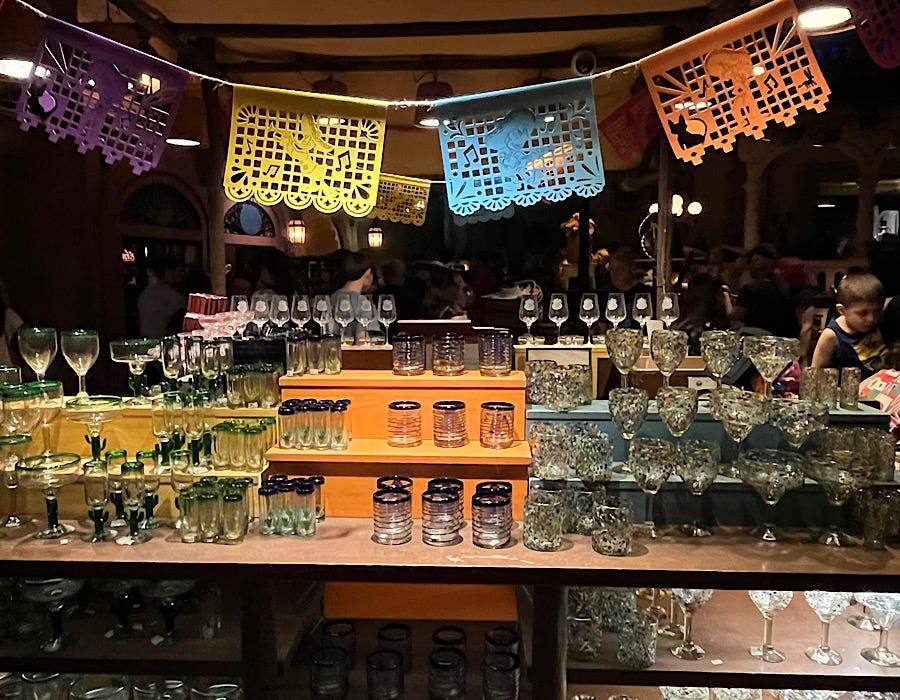 Glaswaren auf dem Marktplatz San Angel Inn Restaurante in Disney World