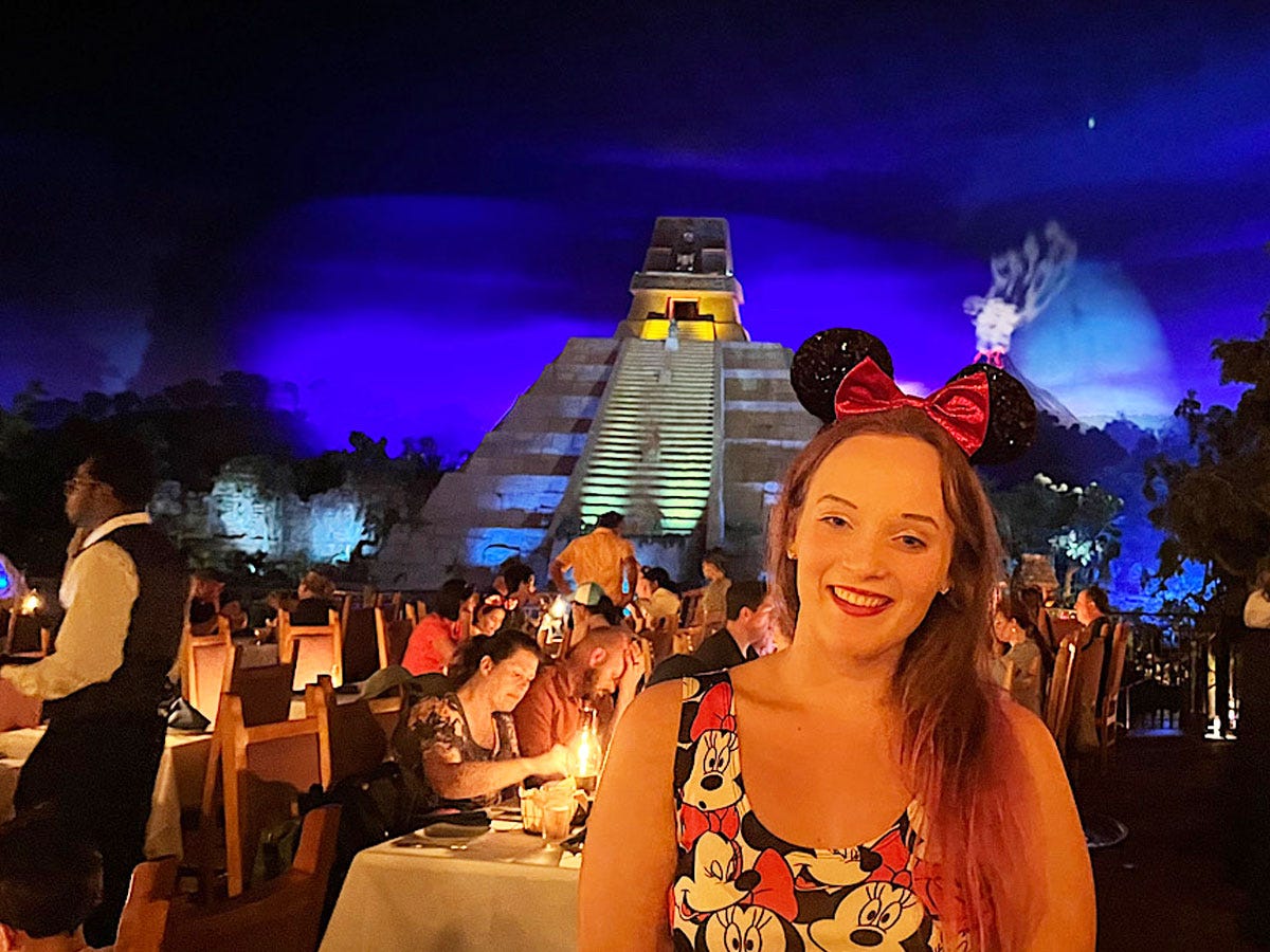 Jenna Clark im Epcot, San Angel Inn Restaurant mit Pyramide im Hintergrund