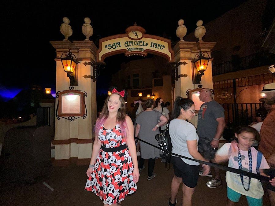 Jenna Clark vor dem San Angel Inn Restaurante in Disney World