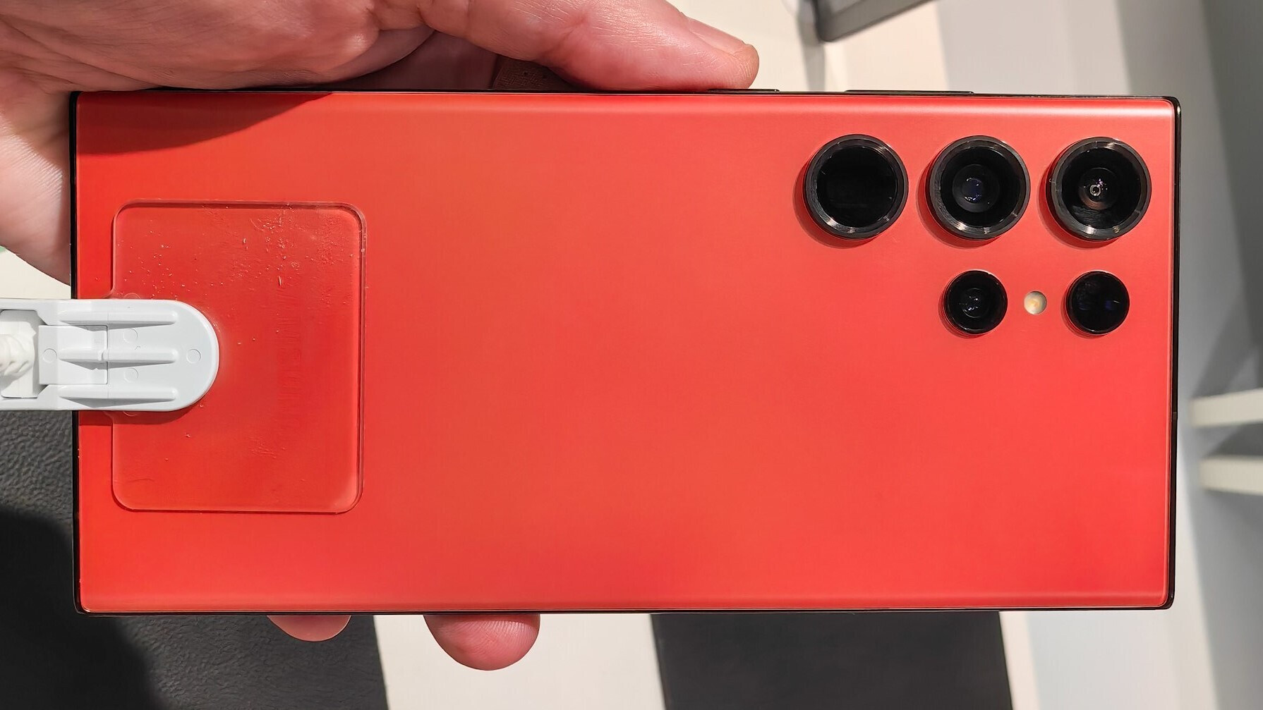 Rot ist die heißeste neue Farbe des Galaxy S23 Ultra, aber es ist schwer zu bekommen.  Danke an Samsung.  - Die Leute reagieren auf das Galaxy S23 Ultra: Ich bin froh, dass ich das Pixel 6 gekauft habe!  Das sieht aus wie iPhone, Huawei, Sony
