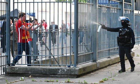 Ein französischer Polizist besprüht Liverpool-Fans vor dem Stade de France mit Tränengas