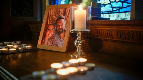 Kerzen beleuchten ein Foto der vermissten Frau Nicola Bulley und ihres Partners Paul Ansell in der St. Michael's Church in St. Michael's on Wyre.