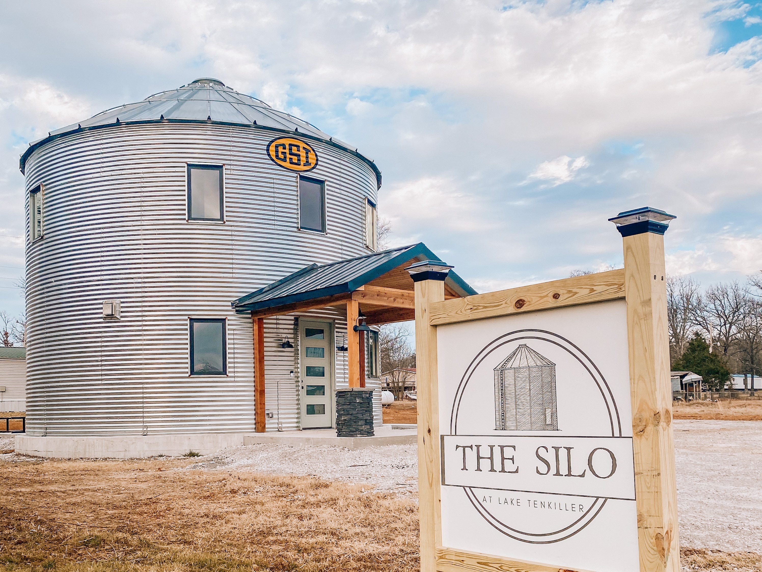 Ein Schild auf dem Grundstück zeigt das Logo „The Silo“ mit dem Haus im Hintergrund.