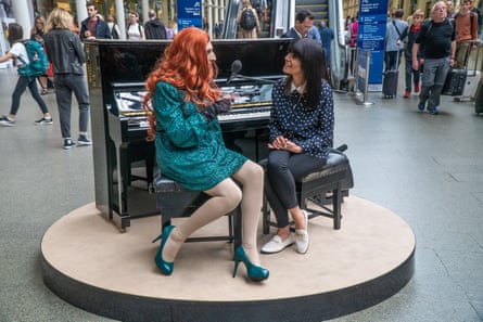 Claudia Winkleman, rechts, mit A Miss Tori am Klavier der Station St. Pancras in Channel 4s The Piano. 