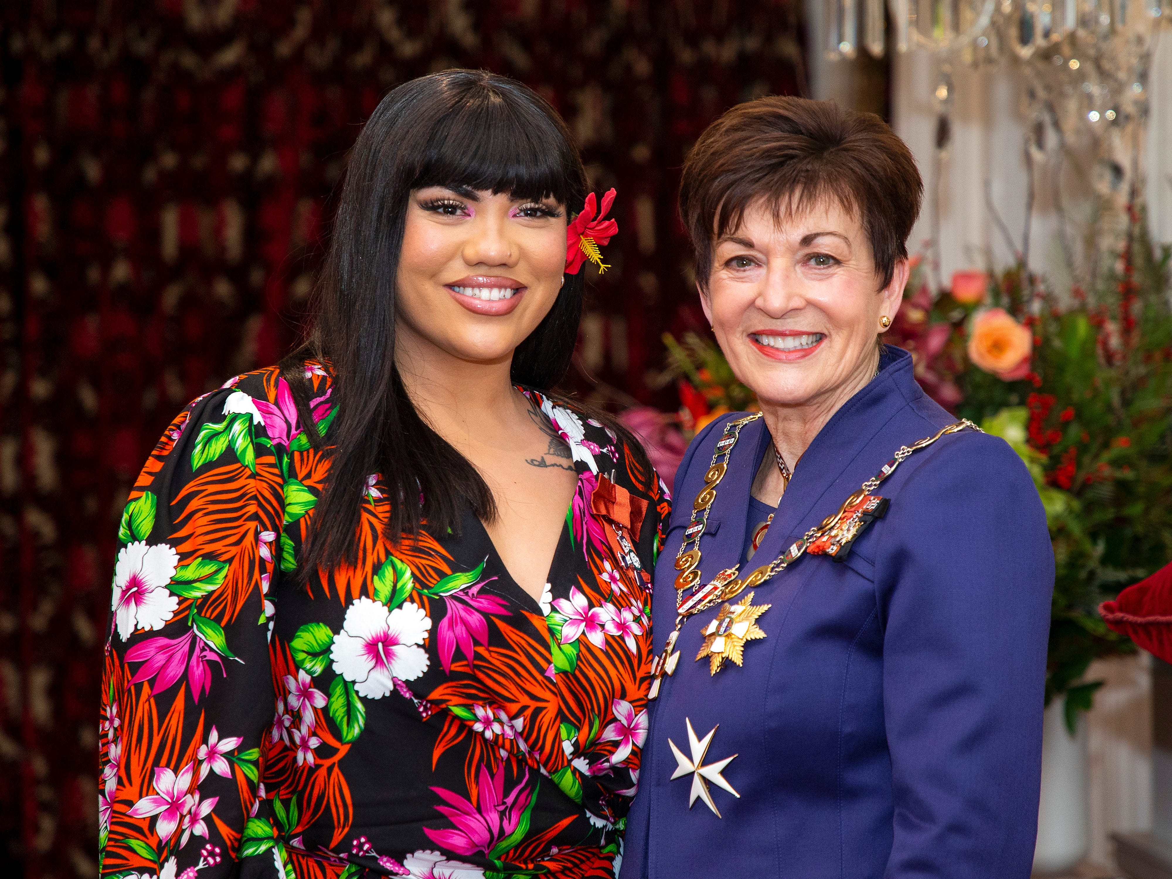 Parris Goebel wird die Insignien eines Mitglieds des neuseeländischen Verdienstordens von Generalgouverneurin Dame Patsy Reddy während einer Investiturzeremonie im Government House am 9. Juli 2020 in Wellington, Neuseeland, überreicht.