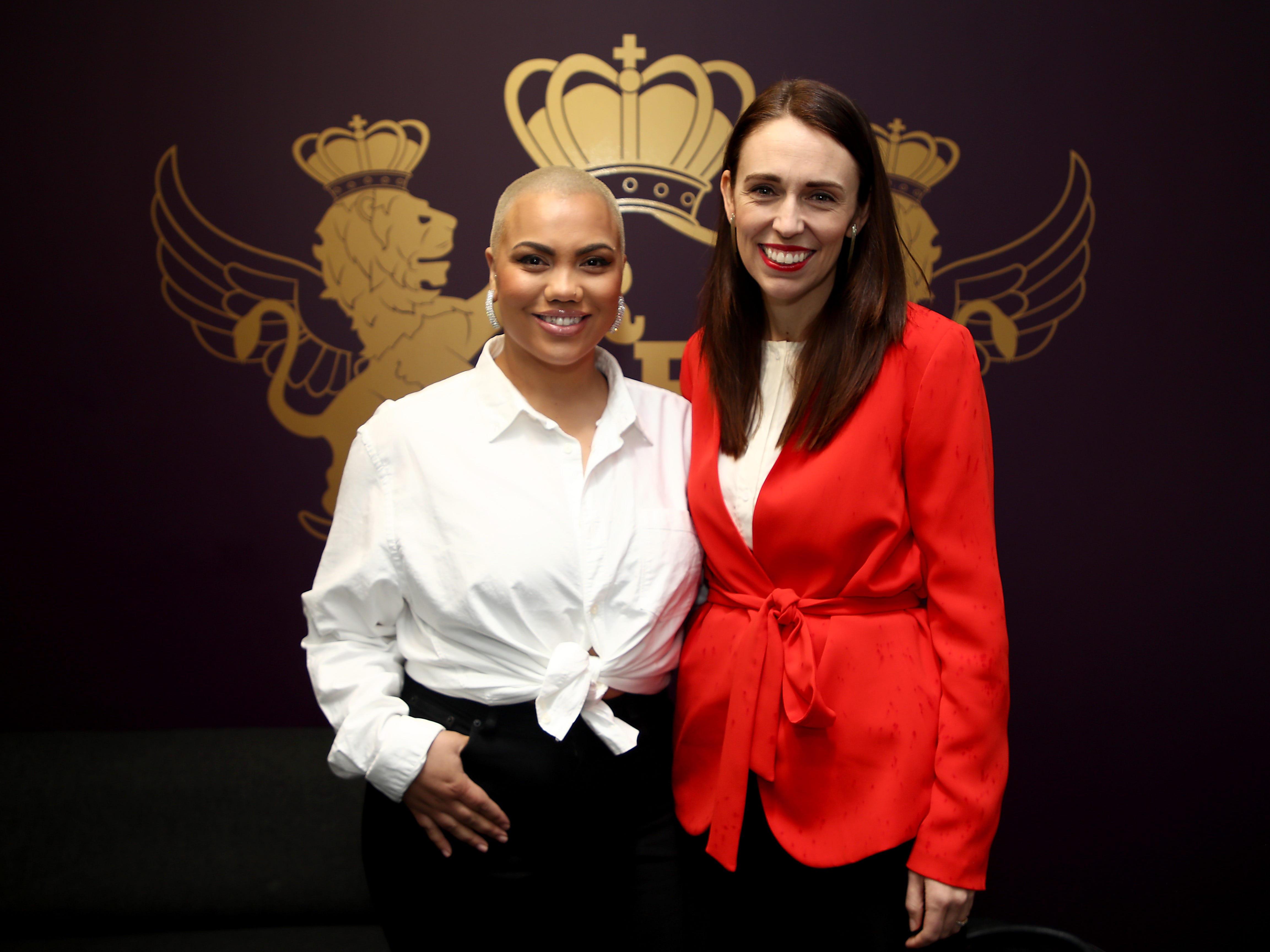 Parris Goebel (L) trifft sich mit Premierministerin Jacinda Ardern (R) am 23. August 2019 im Palace Dance Studio in Auckland, Neuseeland.