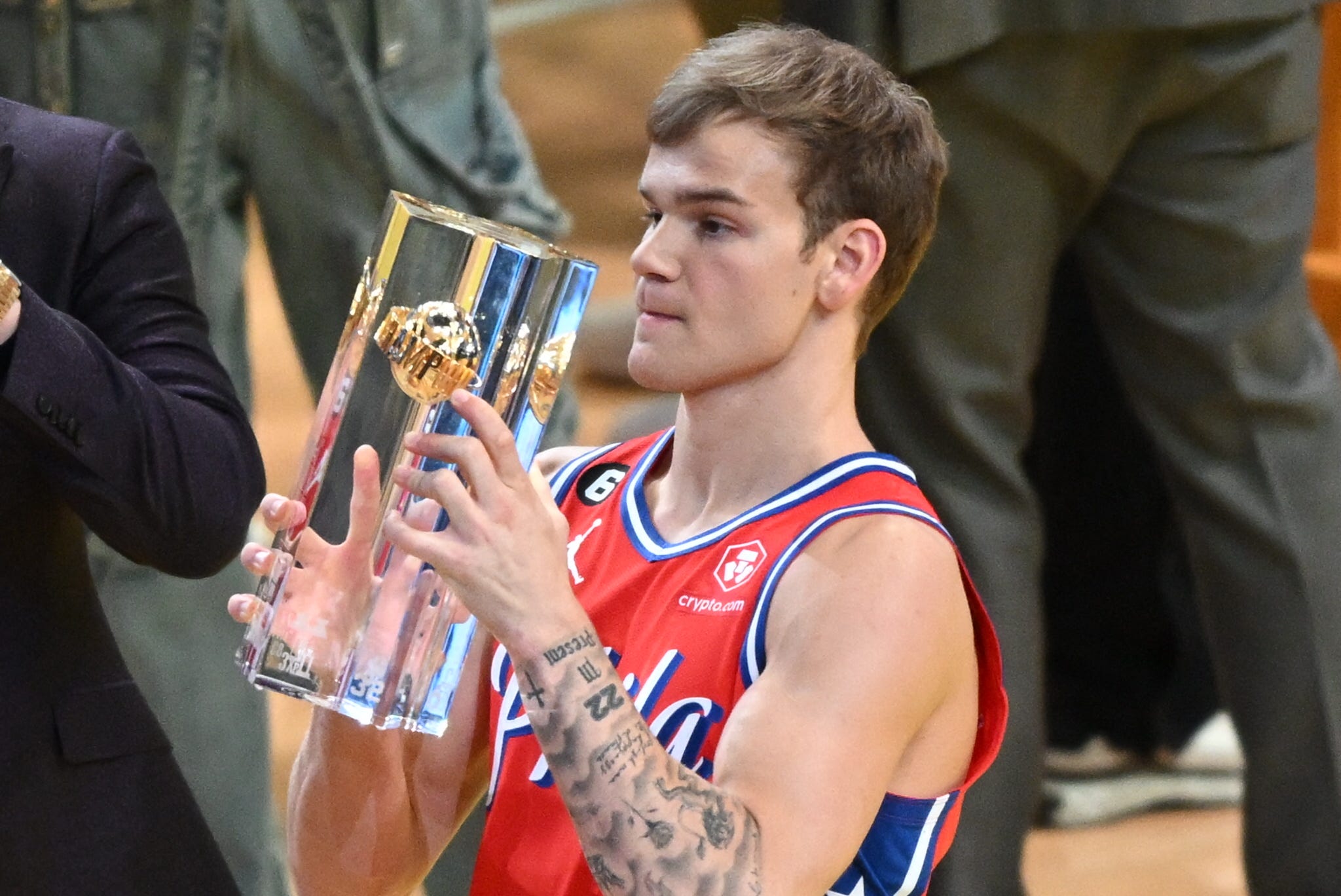 Mac McClung hält die Trophäe, nachdem er am 18. Februar 2023 in Salt Lake City, Utah, den NBA Slam Dunk Contest gewonnen hat.