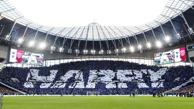 Tottenham-Fans buchstabierten das Wort „Harry“ hinter dem Tor, bevor das Spiel begann