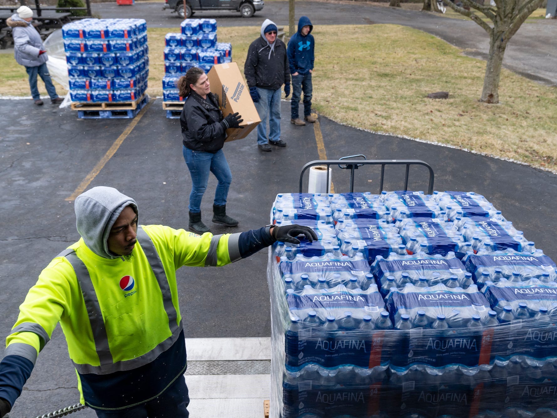 Verteilung von Wasserflaschen in Ohio.