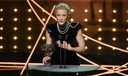 Cate Blanchett mit ihrem Preis für Tár.