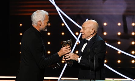 Patrick Stewart überreicht Martin McDonagh für The Banshees of Inisherin den Gewinnerpreis für herausragende britische Filme.