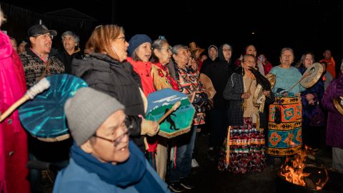 Indigene Mitglieder zahlreicher Stämme, darunter die Williams Lake First Nation, veranstalten und feiern mit der Nuxalk Nation die Rückkehr ihres Totempfahls.