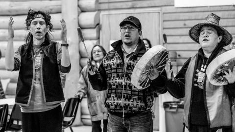 Stammesmitglieder der Williams Lake First Nation feiern mit Nuxalkmc durch Gesang, Tanz und Trommeln.