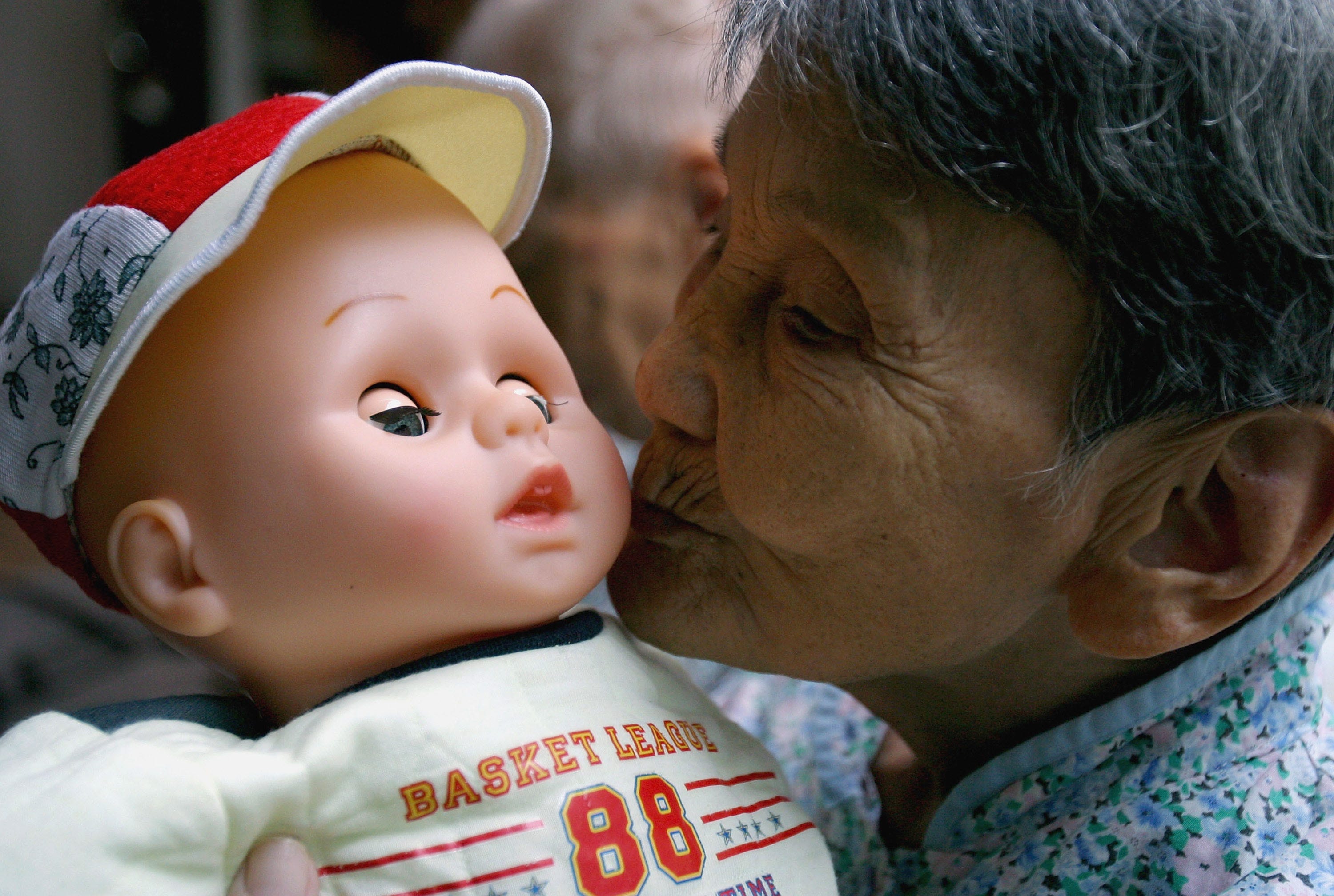 Eine demenzkranke ältere Frau bekommt eine Puppe geschenkt, die ihr helfen soll, sich an ihre Vergangenheit zu erinnern.