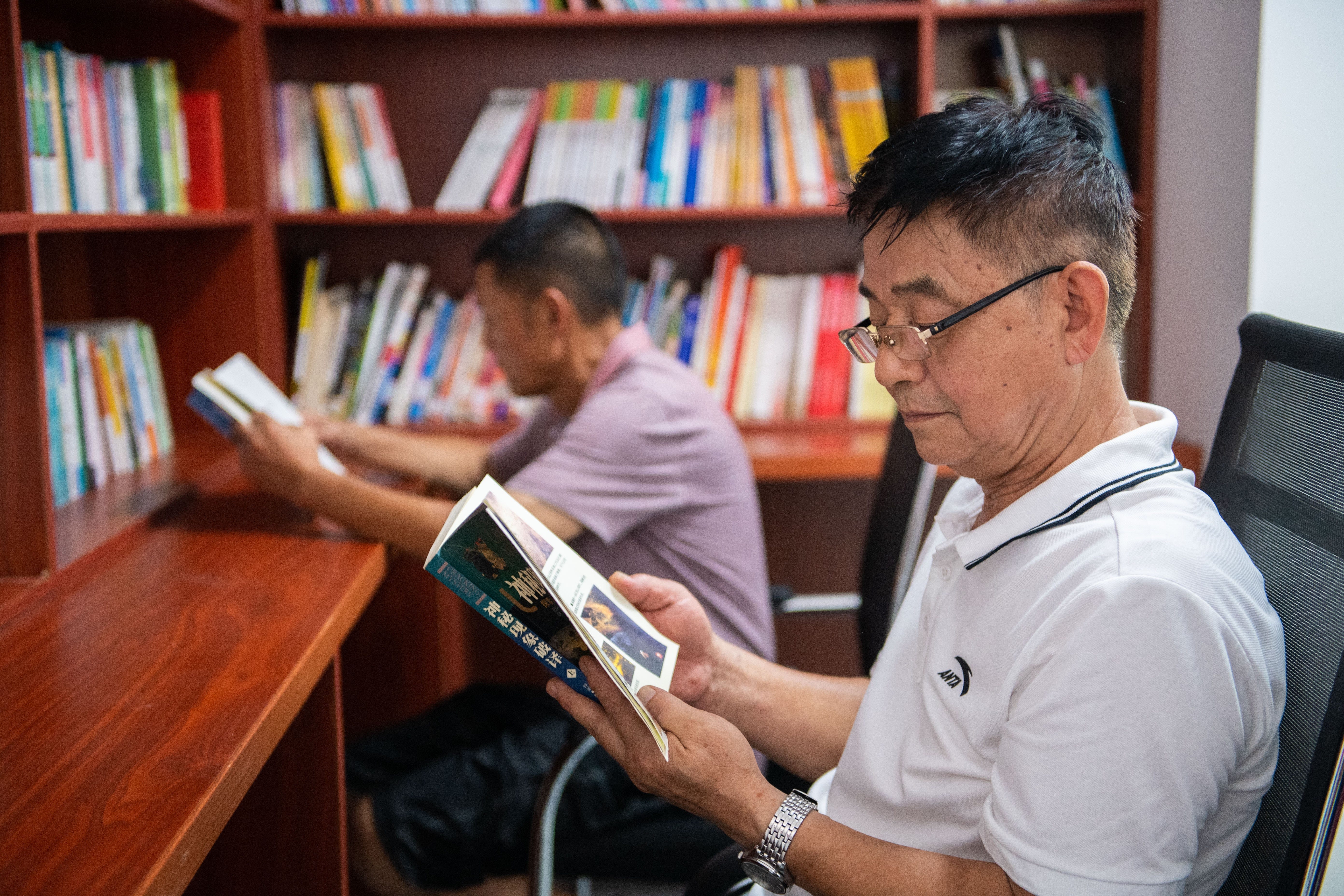 Senioren lesen Bücher in einer gemeindenahen Tagesstätte im Landkreis Hanshou in der zentralchinesischen Provinz Hunan, 20. Juli 2022. Hanshou hat in den letzten Jahren gemeindenahe Tagesstätten für ältere Menschen eingerichtet, die eine Vielzahl von Freizeitaktivitäten bieten Aktivitäten, Gesundheitsfürsorge und Catering-Service, um die Bedürfnisse von Senioren zu erfüllen.