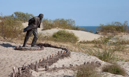 Skulptur von Jean-Paul Sartre auf der Sanddüne von Parnidis.