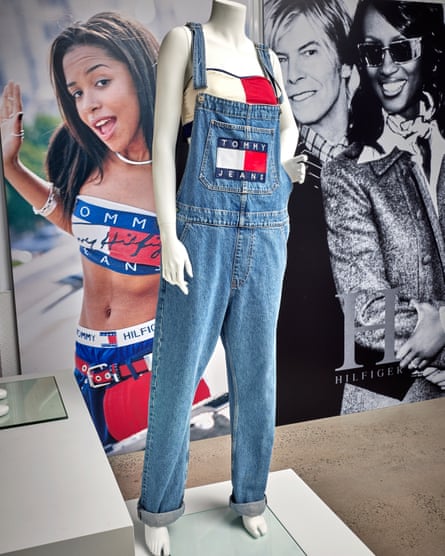 Ein Paar Tommy Jeans im Hilfiger-Archiv, vor Kampagnen mit Aaliyah, David Bowie und Chanel Iman.